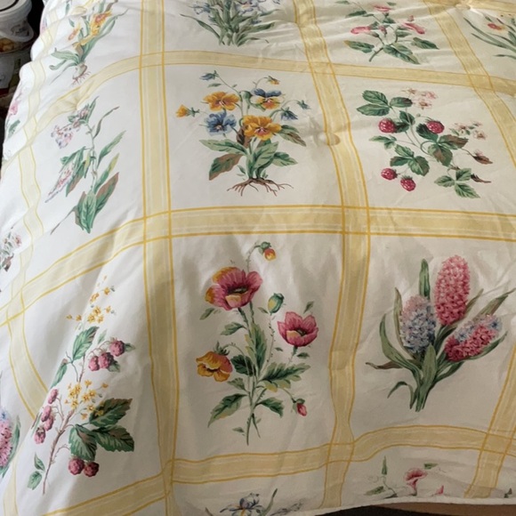 Liz Claiborne Other - Vintage Liz Claiborne ‘Full Bloom’ comforter. Queen. Very nice.